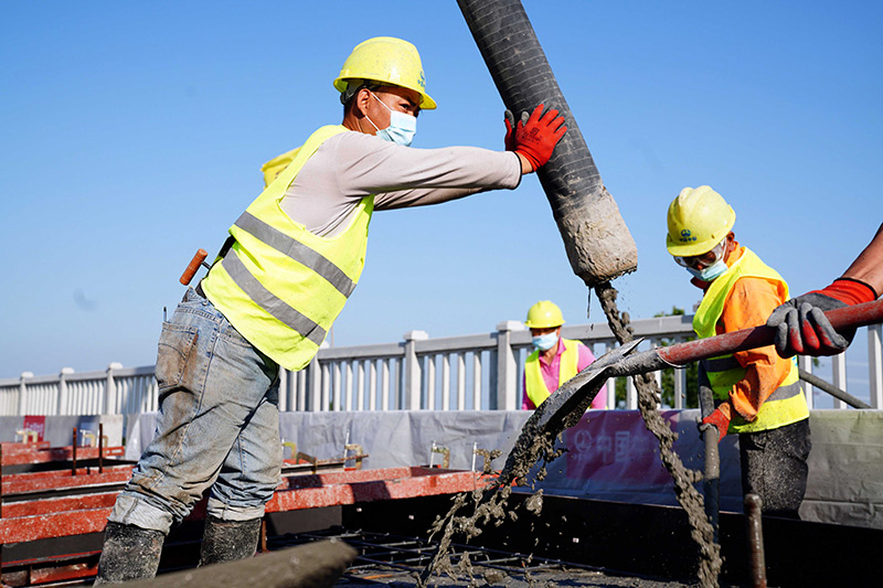 5月21日，在濟鄭高鐵山東長清黃河特大橋施工現場，中鐵上海局工作人員進行無砟軌道施工作業。新華社記者 郭緒雷 攝