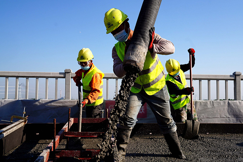 5月21日，在濟鄭高鐵山東長清黃河特大橋施工現場，中鐵上海局工作人員進行無砟軌道施工作業。新華社記者 郭緒雷 攝