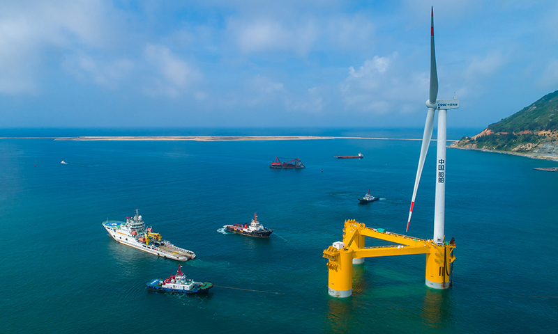 5月29日，國內首臺深遠海浮式風電裝備“扶搖號”在廣東茂名廣港碼頭拖航，將前往平均水深達65米的廣東湛江羅斗沙海域進行示范應用。新華社記者 劉大偉 攝