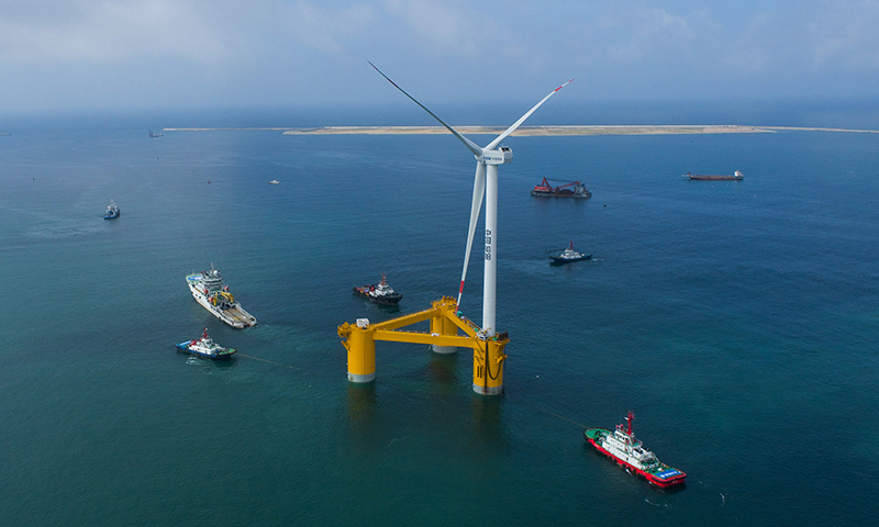 5月29日，國內首臺深遠海浮式風電裝備“扶搖號”從茂名廣港碼頭拖航前往羅斗沙海域進行示范應用。新華社記者 劉大偉 攝
