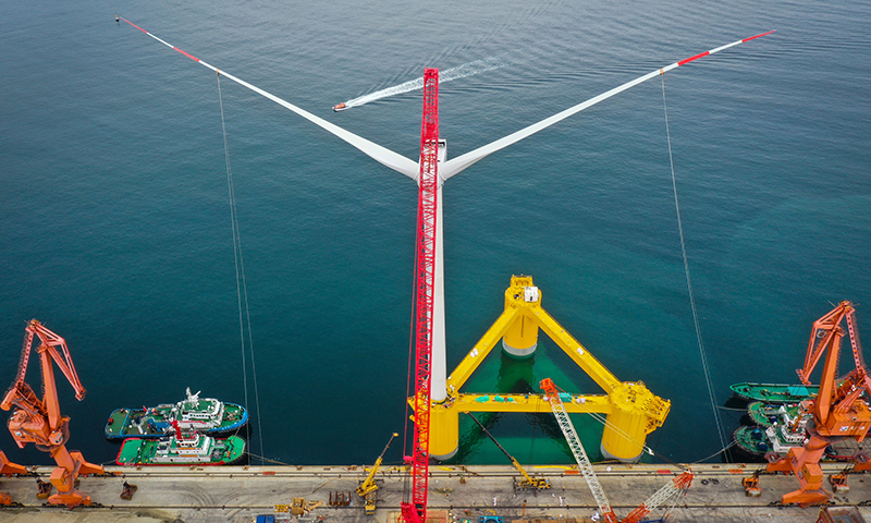 5月27日，完成總裝的國內首臺深遠海浮式風電裝備“扶搖號”在茂名廣港碼頭靜待拖航。新華社記者 劉大偉 攝