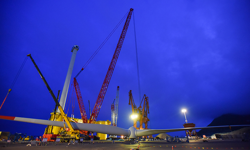 5月26日，國內首臺深遠海浮式風電裝備“扶搖號”在茂名廣港碼頭進行風葉吊裝。新華社記者 劉大偉 攝