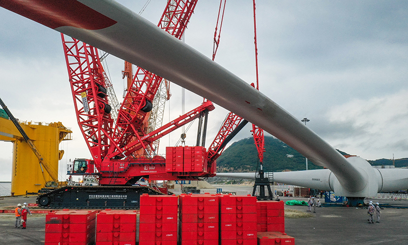 5月26日，國內首臺深遠海浮式風電裝備“扶搖號”在茂名廣港碼頭進行風葉吊裝。新華社記者 劉大偉 攝