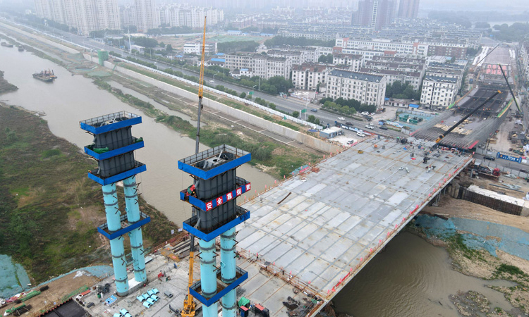 端午假期期間，在疫情防控不放松的前提下，引江濟淮工程江淮溝通段各項目建設工地施工人員堅守崗位加緊施工，確保工程進展順利。圖為6月3日，施工人員在中鐵四局引江濟淮工程江淮溝通段青龍橋項目現場作業。新華社記者 劉軍喜 攝