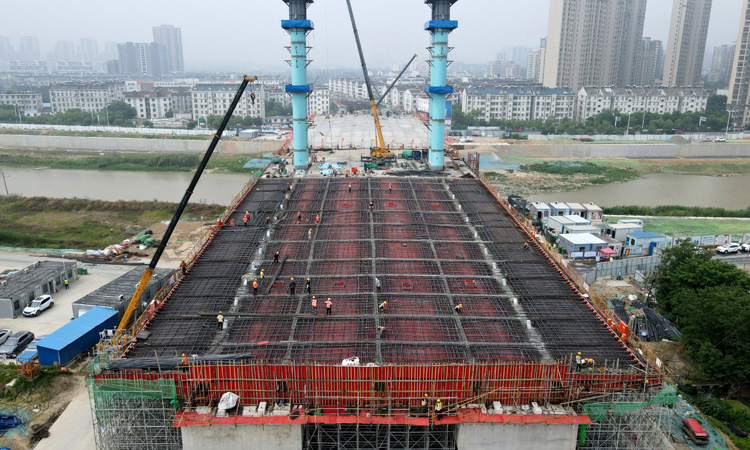 6月3日，施工人員在中鐵四局引江濟淮工程江淮溝通段青龍橋項目現場作業。新華社記者 劉軍喜 攝