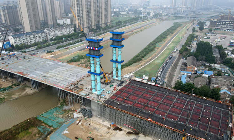 6月3日，施工人員在中鐵四局引江濟淮工程江淮溝通段青龍橋項目現場作業。新華社記者 劉軍喜 攝