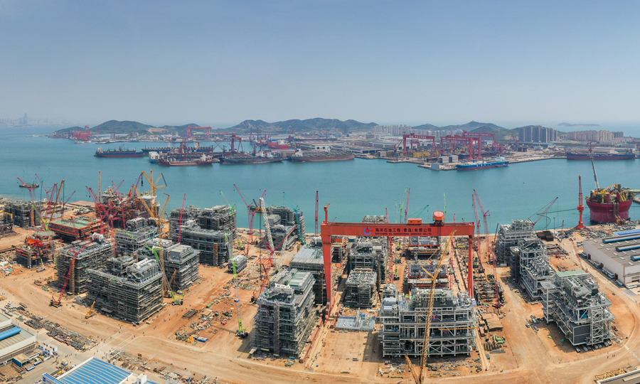 本次交付的A1EC模塊運輸重量近萬噸。該模塊共包含5臺大型設備，單臺設備高度近20米，安裝的水平和標高精度均控制在3毫米之內，達到了行業內靜態設備安裝的領先水平。圖為核心模塊區域全景。張雨 攝