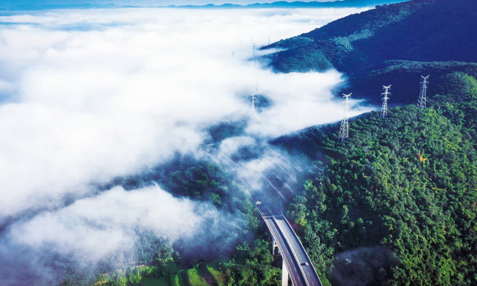 小磨高速公路為全國第一批“全國綠色公路建設典型示范項目”，為了給亞洲野象群的過往預留通道，云南交投集團小磨高速公路項目在勐臘—尚勇段采用下穿建設方式，避讓了亞洲象遷徙通道，并將曼納莊等4處隧道上方的橡膠林恢復為天然林。