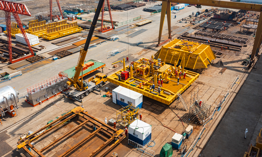 據了解，本次交付的水下多功能管匯將應用于中國海油海南分公司所屬東方氣田群開發，是國內自主研發的首套500米水深帶控制系統的水下管匯工程化產品。圖為國內首個自主研發的深水多功能管匯正在建造過程中。