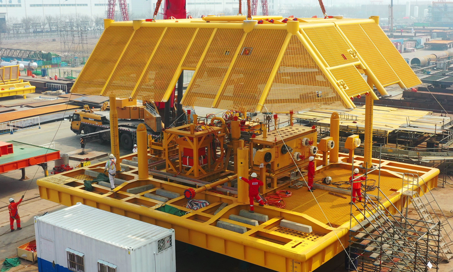 水下管匯主要分布在海底的井口群之間，被稱為水下“油氣樞紐站”，是深水油氣田開發的核心裝備技術之一。由于起步較晚，整體設計技術和關鍵部件被少數國外公司壟斷。圖為水下管匯保護結構配合測試中。