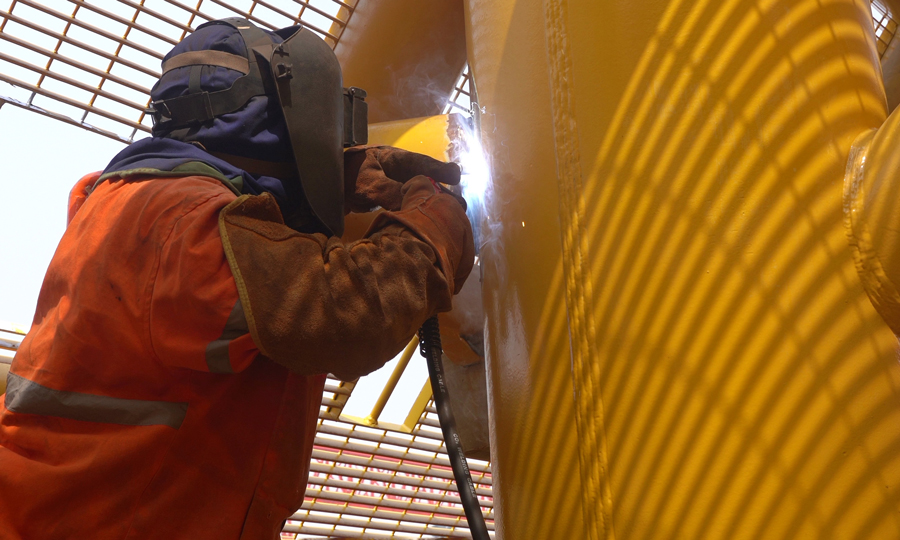 本次交付的水下多功能管匯應用環境嚴苛且要求20年免維護，對設備密封、材料強度及工藝質量挑戰極大。2019年以來，海油工程開展關鍵技術攻關，解決了控制技術集成、復雜水下結構物三維設計等技術難題，并實現水下液動閥門、連接器、多相流量計等關鍵部件的自主研發和國產化制造。圖為施工人員正在進行焊接作業。