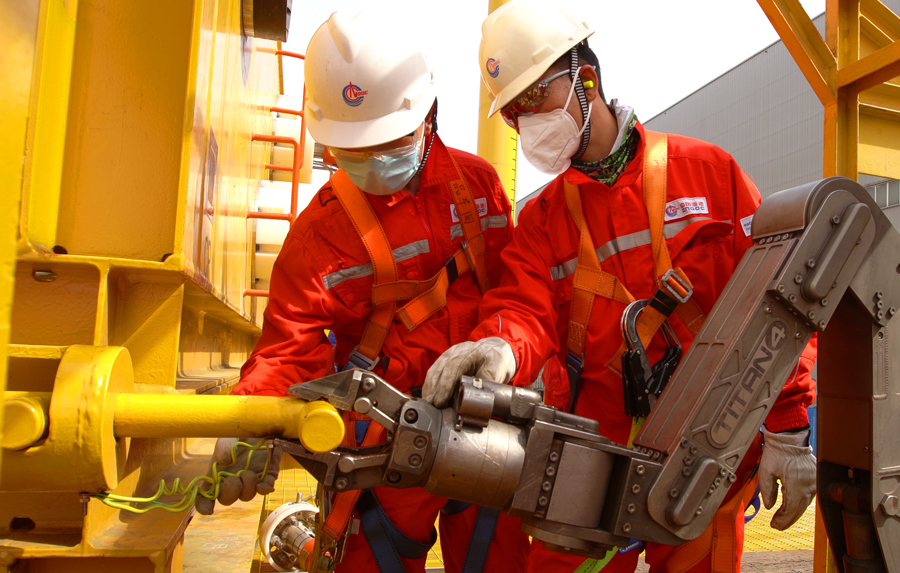 為驗證系統整體性能，海油工程開展多項陸地集成測試，經過國際權威第三方挪威船級社現場見證，多項關鍵技術指標達到國際先進水平。圖為施工人員正在進行水下機器人操作測試。