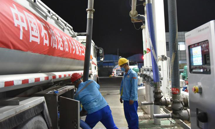 中國石油西北銷售鄭州分公司密切關注河南“三夏”用油需求，加強與河南銷售、運輸公司溝通，確保蘭鄭長管道分輸資源和公路運力雙到位。時相偉 攝 