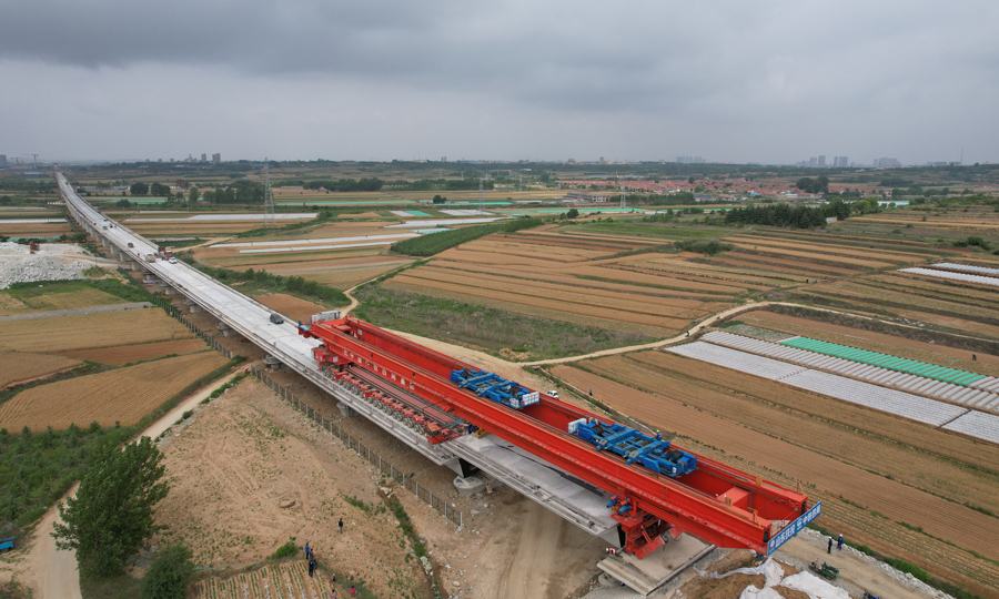 最后一榀箱梁架設現場。（魯穎 攝）