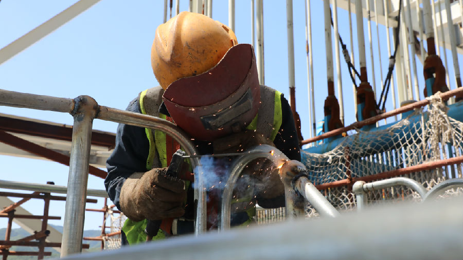 西上莊熱電項目是山西省“晉電送冀”重點電源項目。該項目位于陽泉市郊區西上莊村，是陽泉市推進產業轉型、變輸煤為輸電、走煤電一體化之路的重點工程。圖為項目建設現場。