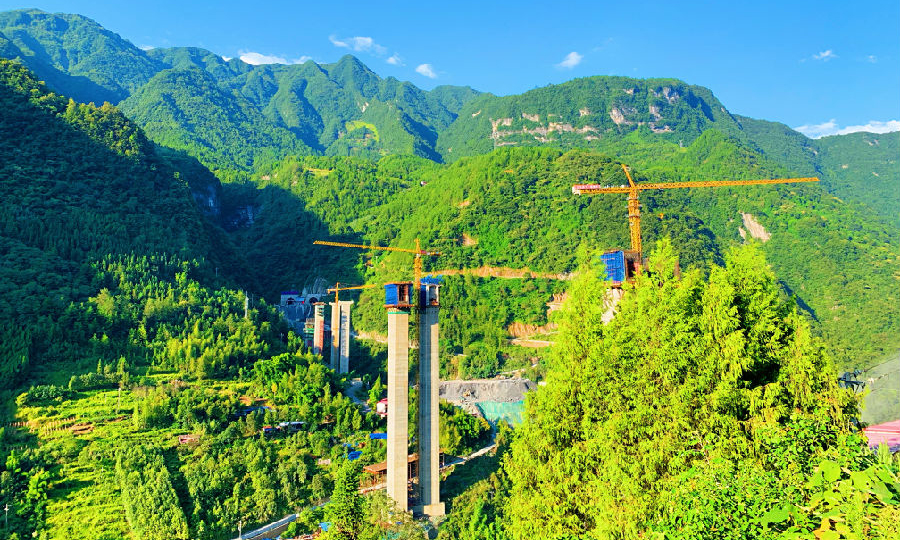 項目組克服各項難題，將工程建設與生態環境保護協調推進。目前，雙河口特大橋施工已進入最后沖刺階段。圖為建設中的雙河口特大橋主墩。