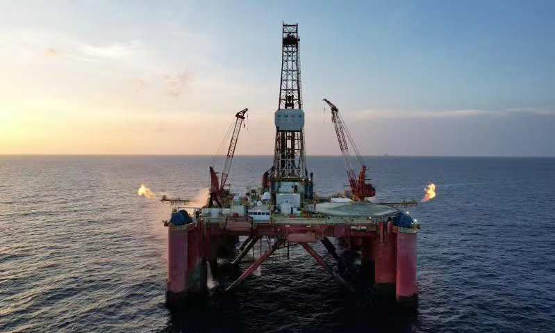 鉆臺上機器轟鳴聲不斷，兩座火炬臂同時燃起，現場的每個人都井然有序地忙碌著……近日，我國自主研發的首套深水水下采油樹正式投入使用，標志著我國已具備深水水下采油樹成套裝備的設計建造和應用能力。