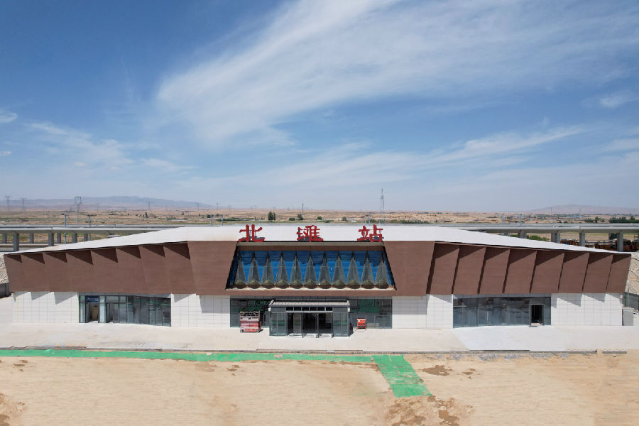 新建中衛至蘭州鐵路建設通車后，中衛至蘭州列車運行時間將由現在的5小時縮短至1小時，對推動沿線經濟發展和促進區域協調發展具有重要意義。圖為位于靖遠縣北灘鎮的北灘站。