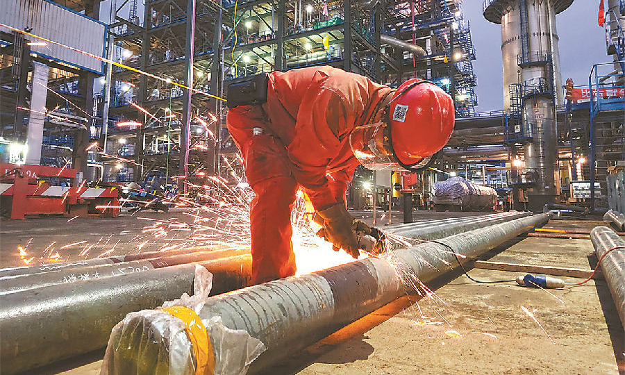 為實現質量管理全覆蓋、零死角、質量問題可追溯，遼河石化機動設備處結合檢修項目，組織編制了62類檢修驗收表格，實現檢修質量控制表單化目標。目前，遼河石化大檢修進行了一個多月，進入全面收尾和集中交接開工的關鍵時期。圖為第四聯合運行部檢修現場。秦超 攝