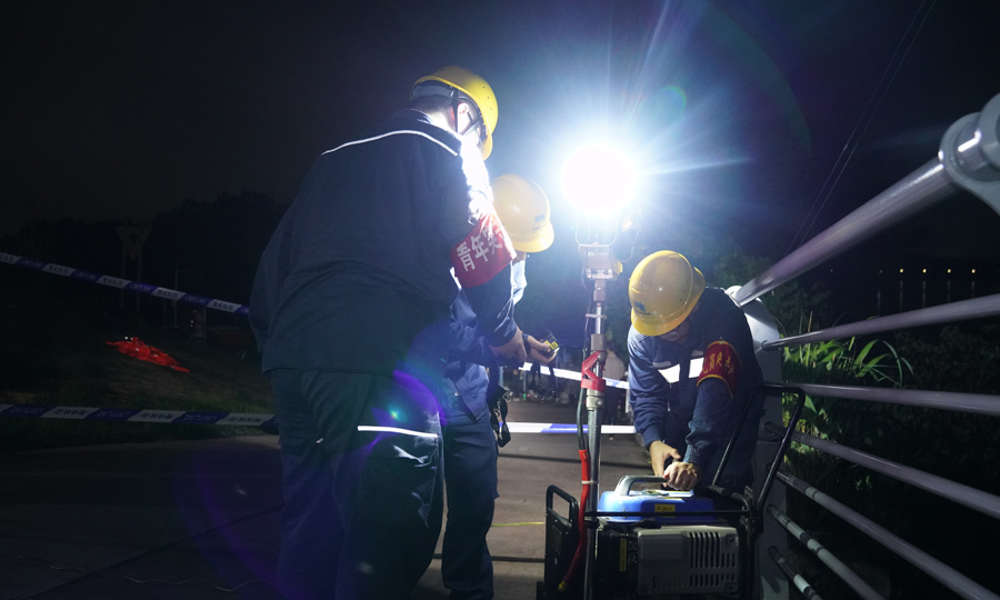 6月20日晚，北江二號洪峰即將過境。南方電網廣東清遠清城供電局洲心供電所應急分隊緊急出動前往清遠市倫洲碼頭，為現場值守人員提供應急照明。覃軒 攝