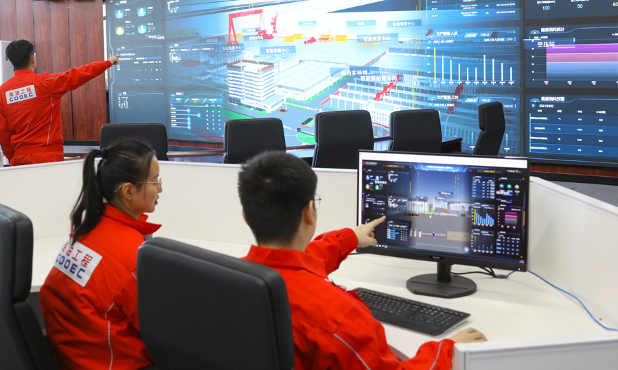 作為中央企業數字化轉型示范基地，海油工程天津智能化制造基地大量應用5G、工業大數據、人工智能等先進技術，實現從項目管控、車間建造到廠區管理的全流程智能化，為海洋油氣裝備行業提供數字化智能化運營管理模式。圖為工作人員對智能工廠的生產數據進行監控。韓慶 攝 