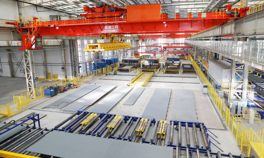 “智能工廠”主要包括生產系統、軟件管理系統、場地支持系統和車間生產物流及材料配送系統等部分，通過智能制造技術應用和各系統的精益集成，有力推動我國海洋裝備制造從傳統“人力工廠”邁向現代化“智能工廠”。圖為智能化板材切割生產線下料、切割作業。韓慶 攝