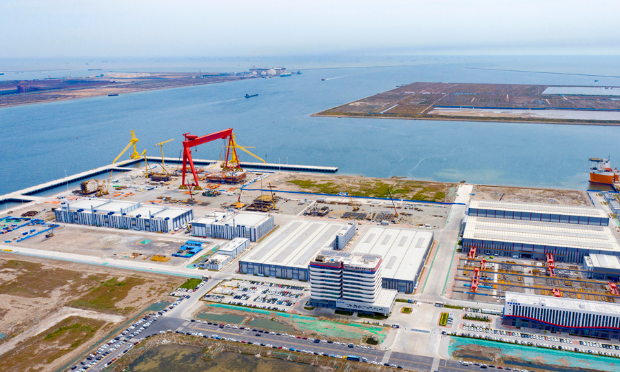 海油工程聯合國內知名高校和科研機構，攻克了智能化排產等智能制造關鍵技術難題，創新應用“海洋油氣裝備大規模機器人焊接”等10項國內“行業首次”先進技術，實現了海洋油氣裝備制造工藝管理數字化、生產任務工單化、生產設備自動化和生產過程可視化，填補了我國海洋油氣裝備數字化、智能化制造領域的多項技術空白。下一步，中國海油將大力提升海洋油氣裝備制造能力，為推動海洋科技實現高水平自立自強、保障國家能源安全、建設海洋強國作出新的更大貢獻。 圖為天津智能化制造基地全景。韓慶 攝