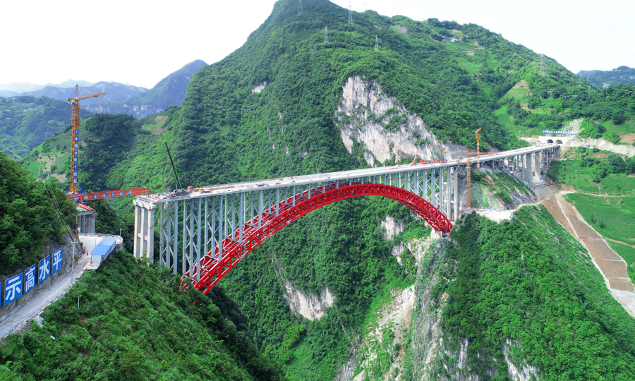 白水江特大橋是宜昭高速公路重點控制性工程，位于云南省昭通市彝良縣柳溪苗族鄉境內深V河谷地段，橫跨白水江，南接柳溪隧道，北連馬草坡隧道，為全焊接橋梁。該橋全長755.8米，主橋為上承式鋼箱桁肋拱橋，主跨長330米，橋面距白水江江面332.5米。中鐵工業主要承擔全橋1.3萬噸鋼梁制造安裝及引橋土建部分施工任務。