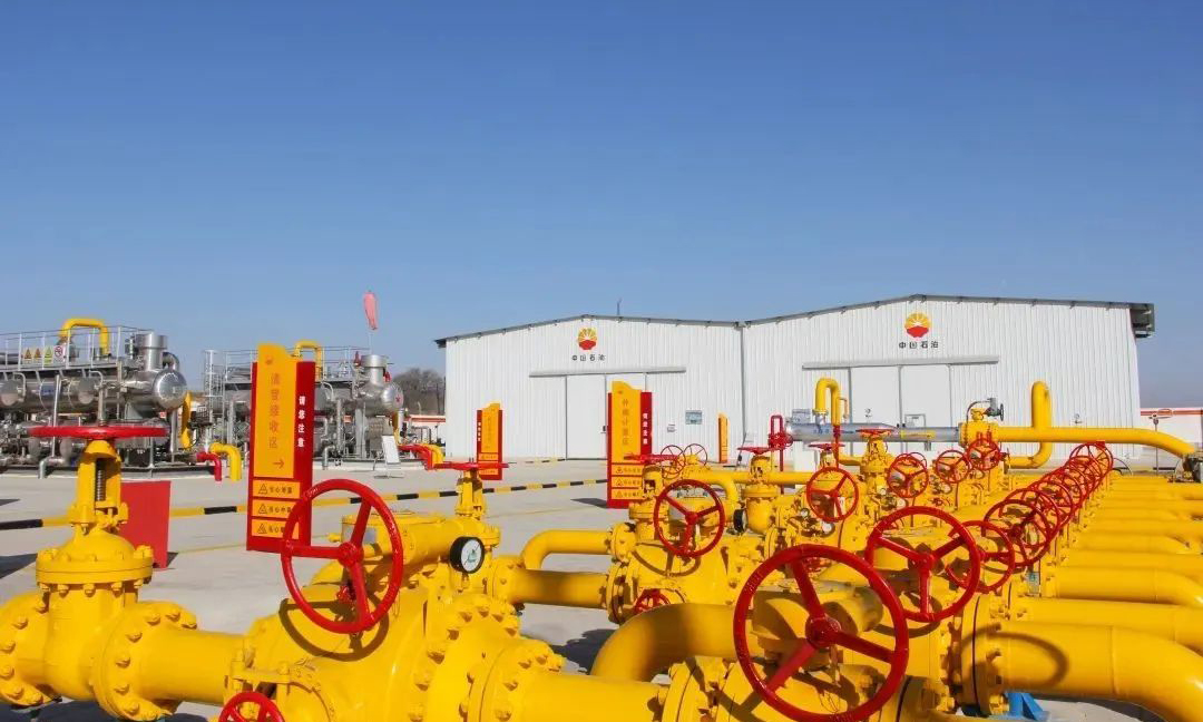 近年來，中國石油各企業項目堅持綠色發展，為建設美麗中國添“底氣”。中國石油大力實施“穩油增氣”，2021年，天然氣在油氣產量結構中占比51.6%，油氣生產結構進一步優化。國內全年銷售天然氣2055.5億立方米，按等量熱值計算相當于替代了2.73億噸標準煤，減排二氧化碳約2.74億噸。