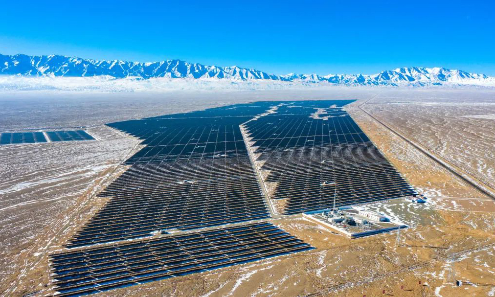 玉門東200兆瓦光伏并網發電示范項目，是中國石油目前規模最大的集中式光伏發電示范項目，也是甘肅省“十四五”首個并網發電的光伏發電站。項目投運后，年發電量約4億千瓦時，相當于13萬戶家庭一年的用電需求，每年可節約標準煤約11萬噸，減排二氧化碳28萬噸。