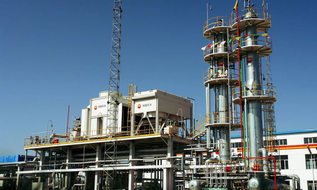 長慶油田在姬塬油田黃3區建成國家級碳捕集利用與封存（簡稱CCUS）項目示范工程，率先探索形成了集二氧化碳捕集、驅油和封存為一體的技術模式，可將生產過程產生的二氧化碳收集起來，利用特殊技術手段儲存和利用以避免其排放到大氣中。目前，該示范工程已累計向地下安全注入二氧化碳15.1萬噸，相當于6113畝森林一年吸收的二氧化碳量，真正使工業生產廢物二氧化碳轉變為“磨刀石”上開寶藏的“利器”。