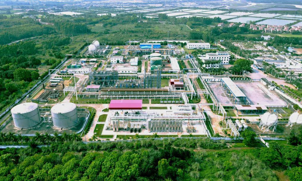 以“花園式場站”建設為抓手，南方勘探公司福山油田花場處理站試點完成全國油氣開采行業第一個碳排放評價報告，組織實施泄露檢測與修復、原油儲罐和裝卸車工藝油氣回收治理及地熱利用等項目，統籌推進廢氣和溫室氣體控排工作。依托福山油田碳捕集利用與封存（CCUS）項目，在站內建成規模15萬方/天的二氧化碳分離、液化裝置，累計埋存二氧化碳15萬噸，將二氧化碳變“廢”為“寶”。