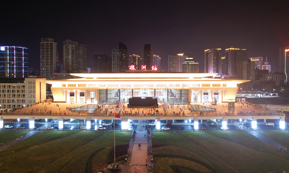 株洲火車站始建于1905年，是京廣、滬昆鐵路干線的交匯點，為全國52個大型客運特等站之一、中南地區最大的中轉樞紐站。株洲站改擴建工程是全國規模最大的站改項目，為全國首次在既有鐵路樞紐站正線上進行線上站改造的項目。株洲站東站房的正式啟用，增強了株洲城區的交通承載能力，為長株潭城市群高質量發展增添了新動能。圖為株洲站東站房夜景。