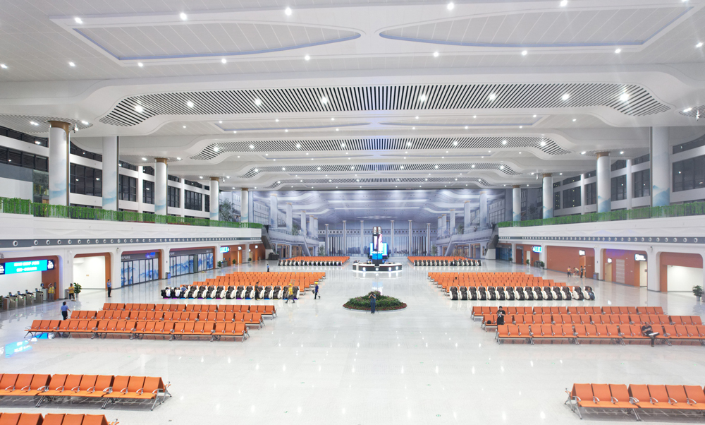 改建后的株洲火車站地上建筑面積4.5萬平方米，地下2.6萬平方米，采用線側式+線上式的綜合站型，站場規模6臺15線，設計每日最大可容納5000余人同時候車。目前，株洲站西站房正在緊張有序地加緊建設中。未來，全面完成改擴建的株洲站有望接入智軌，形成集普鐵、城際、智軌、公交于一體的“四合一”現代化大型綜合交通樞紐。圖為株洲站站房內部。