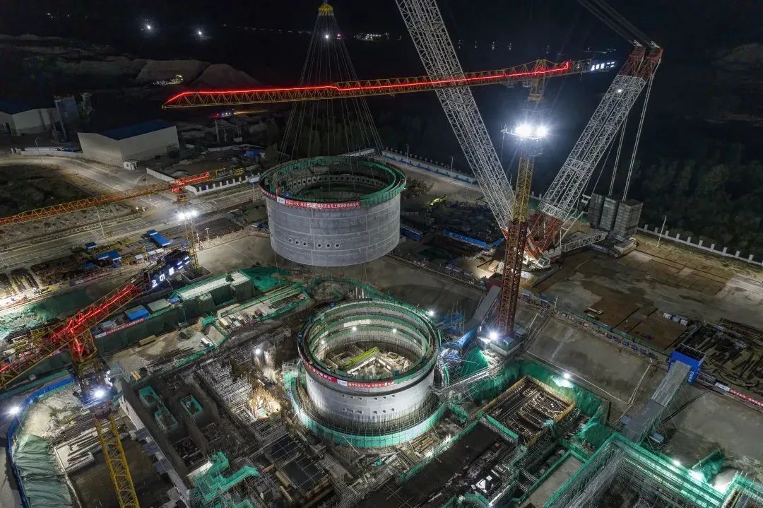 7月6日，位于海南昌江的全球首個陸上商用模塊化小型反應堆玲龍一號上部筒體順利吊裝就位，這是保障反應堆廠房安全的重要部件，為高質量推進玲龍一號示范工程建設奠定了堅實基礎。