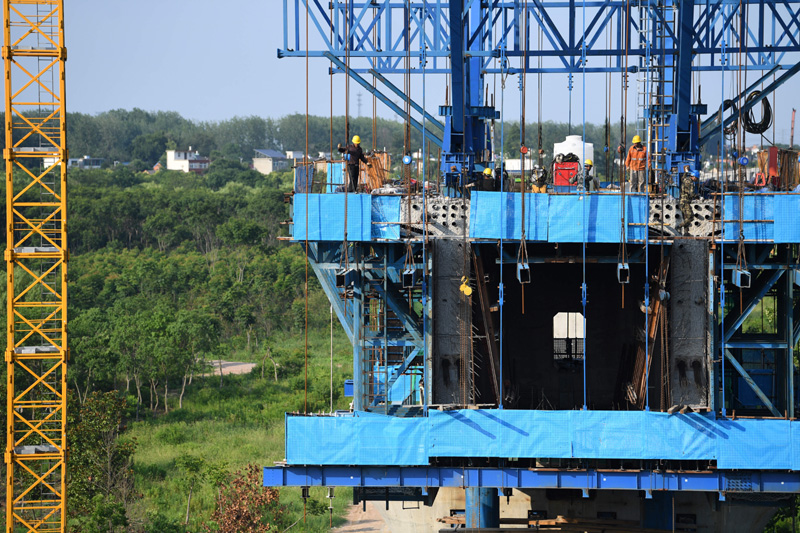 連日來，安徽省合肥市持續高溫天氣，中鐵四局合新鐵路安徽段站前七標施工人員忙碌在崗位上，確保工程建設進度。圖為7月11日，中鐵四局施工人員在合新鐵路安徽段項目現場施工。新華社記者 劉軍喜 攝
