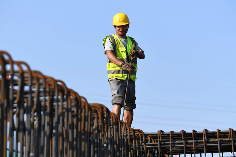 7月11日，中鐵四局施工人員在合新鐵路安徽段項目現場施工。新華社記者 劉軍喜 攝