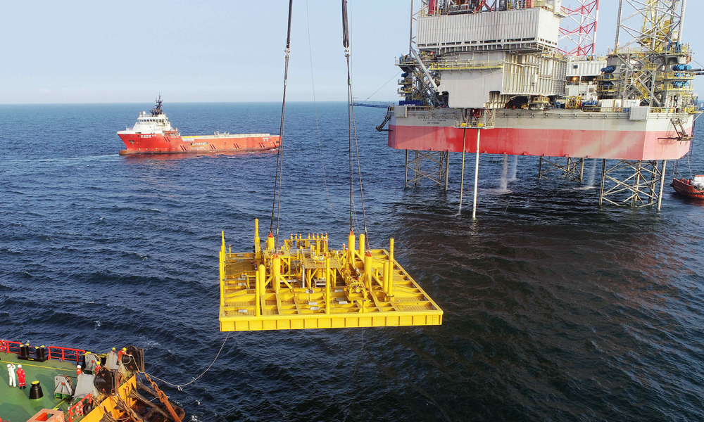 近日，我國自主研發制造的首套國產化淺水水下生產管匯工程樣機在渤海海域完成安裝，標志著我國海洋油氣水下生產裝備自主研發、制造、集成測試及安裝整套技術取得新突破。這是渤海海域第一個采用水下開發方案的示范應用項目。圖為首套水下生產管匯安裝現場。