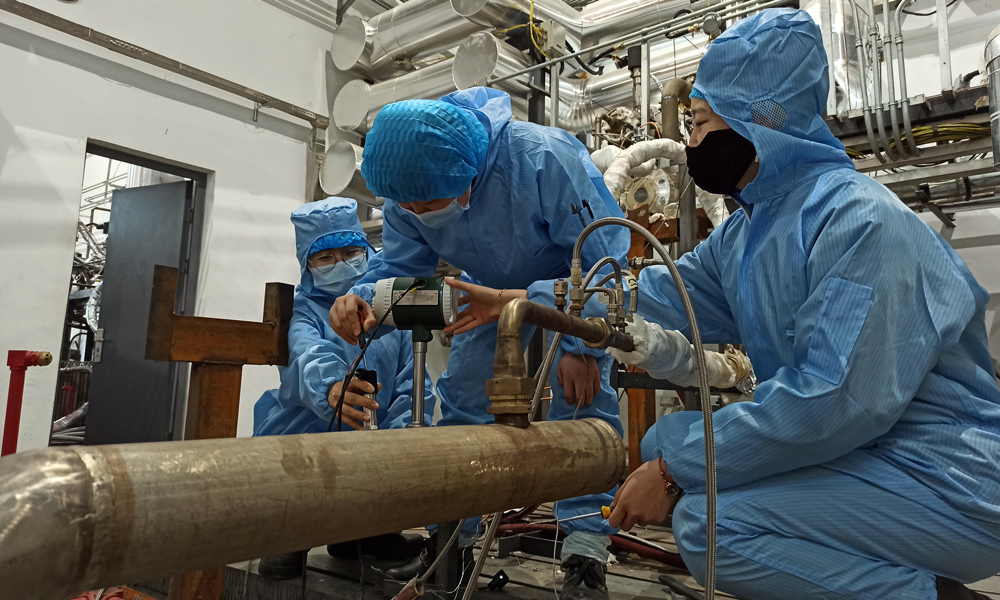 近日，多地氣溫持續升高，航天人扎根“火熱一線”，干勁十足，為完成全年科研生產任務奮勇拼博。圖為中國航天科工三院31所試驗中心工作人員用一次次高效的協同配合，推進著各項試驗任務高質量開展。