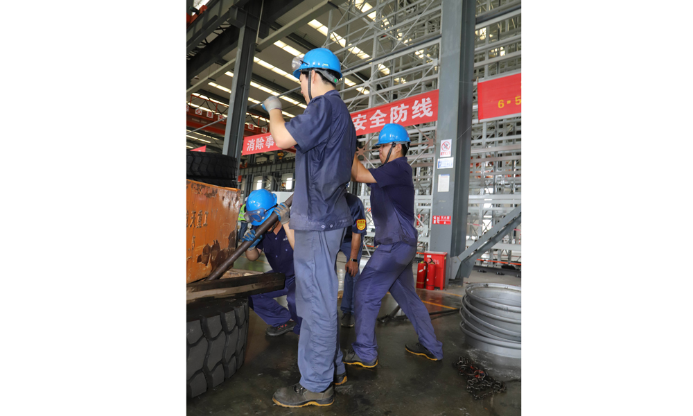 在中國航天科工航天三江所屬航天重工智能礦用寬體自卸車生產現場，裝配工人正在為寬體自卸車輪胎添加載重砝碼進行壓力試驗。為加快交付產品裝配的速度，在前期交付8臺自卸車的前提下，該公司生產工人加快了對后4臺車輛裝配的節奏，并對車輛進行各種試驗，以達到用戶需求的標準。