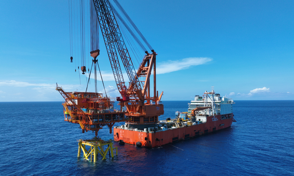 恩平10-2平臺減少了油水處理系統、公用系統、生活樓、模塊鉆機等大型設備，重量僅為傳統平臺的三分之一，甲板面積為傳統平臺的二分之一，設施設備維保工作量降低三成，每年可節省運維成本超千萬元。圖為該平臺在恩平油田海域進行上部組塊吊裝。