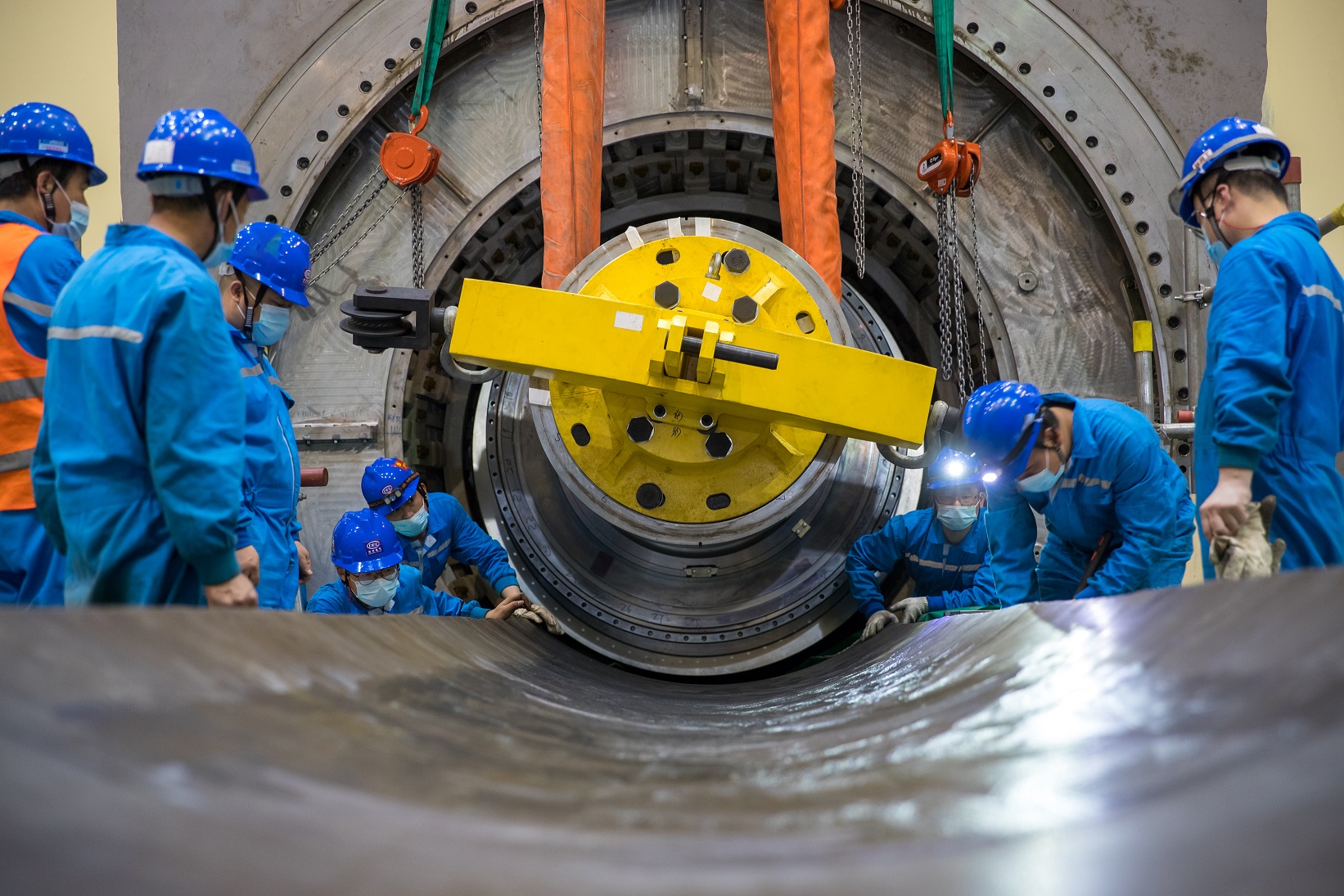 近日，中國能建山西電建負責檢修的田灣核電6號機組完成今年首次大修。發電機專項班組歷經33天大修工期順利完成回裝工作，確保后續發電機組安全平穩啟動，扎實做好迎峰度夏保供工作。