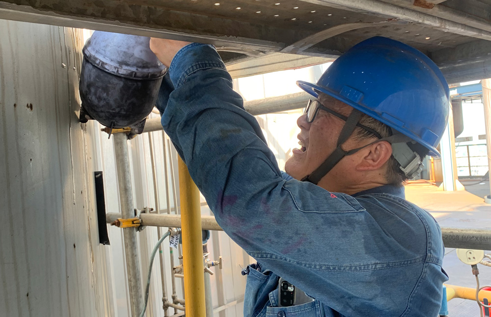 近日，國機集團特種設備檢驗站的檢驗工程師在煤氣化裝置檢驗現場開展壓力容器檢驗工作。