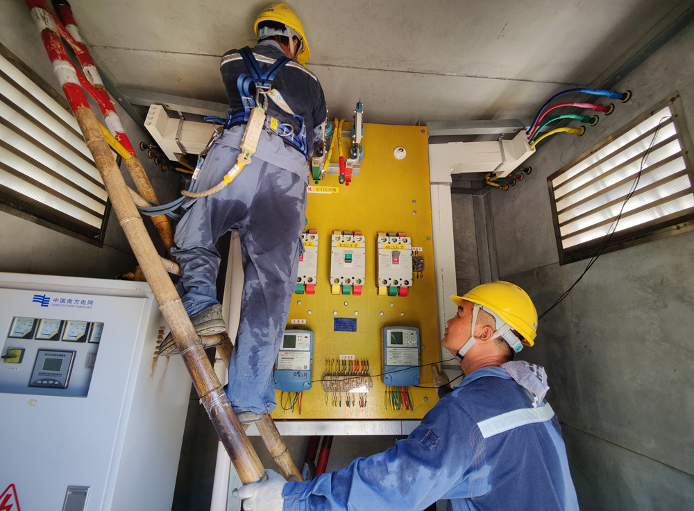 近日，南方高溫天氣持續，南方電網工作人員堅守在一線，全力以赴確保迎峰度夏期間電網安全可靠運行。圖為7月24日，南方電網廣東茂名高州供電局曹江供電所技術骨干冒著高溫加緊攻堅，保障電力供應。李傳可 攝