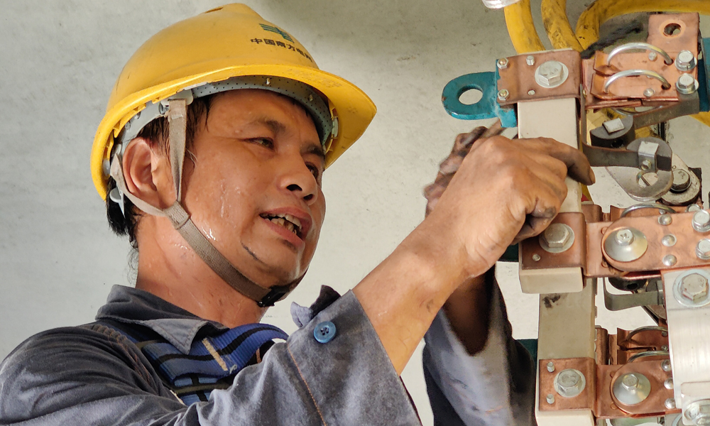 7月24日，南方電網廣東茂名高州供電局曹江供電所運維人員及時更換配電房內的老舊零部件，保障電網安全運行。李傳可 攝