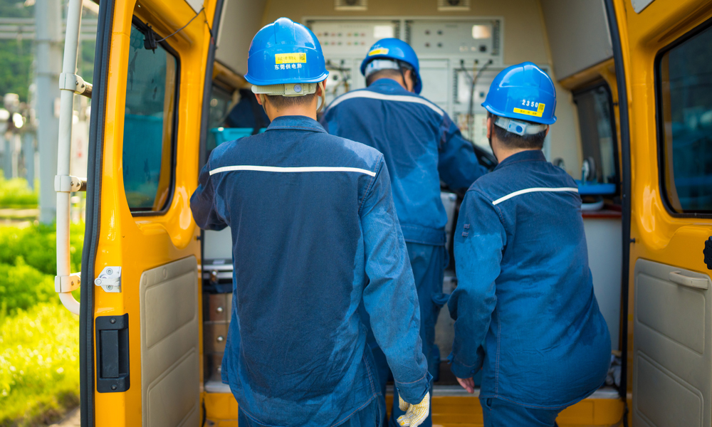 近日，南方電網廣東東莞供電局試驗研究所試驗人員在剛停電的35千伏電容器組間隔內，有條不紊地進行著各項設備檢查工作，保障電力設備平穩運行。吳志彬 攝