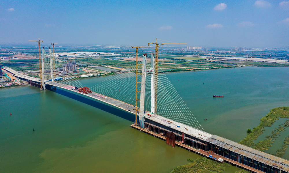 紅蓮大橋全長1782米，主橋長912米，采用雙塔雙索面混合梁斜拉橋型，主塔高180米，飛跨珠江水系龍穴南水道的主橋跨度達580米。