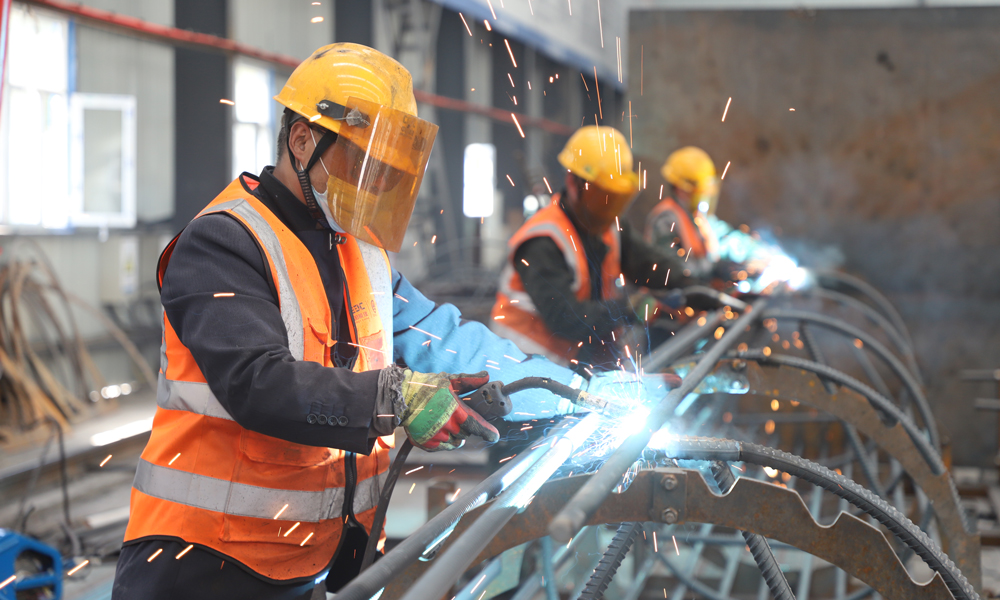 烏魯木齊繞城高速（西線）工程項目是國家高速公路規劃網重要項目，全長93.616公里，于2021年開工，計劃于2024年通車，建成后對完善國家高速公路網和新疆干線公路網，以及促進新疆經濟社會高質量發展具有重要意義。