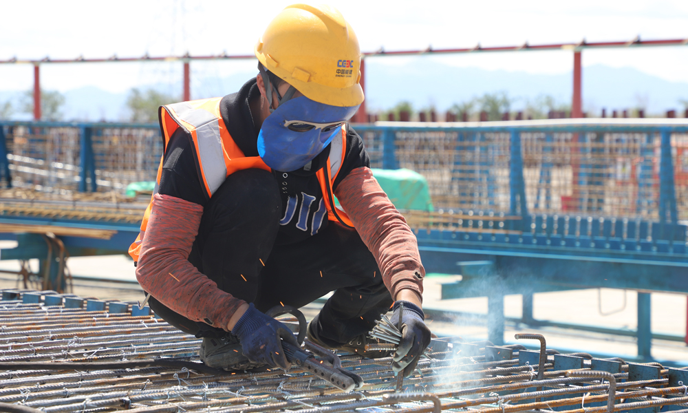 截至目前，該項目標準化鋼筋加工場、綜合生產場站、K22預制梁場等臨建工程已完成90%，五家渠特大橋、西山南互通等橋梁工程已完成65%，路基工程已完成60%，涵洞工程完成90%。