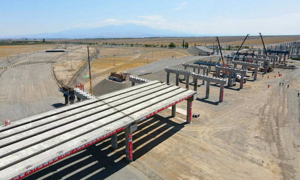 7月25日，中國能建葛洲壩市政公司承建的新疆烏魯木齊繞城高速（西線）工程施工現場一片繁忙，工作人員全力以赴確保項目按期交付。